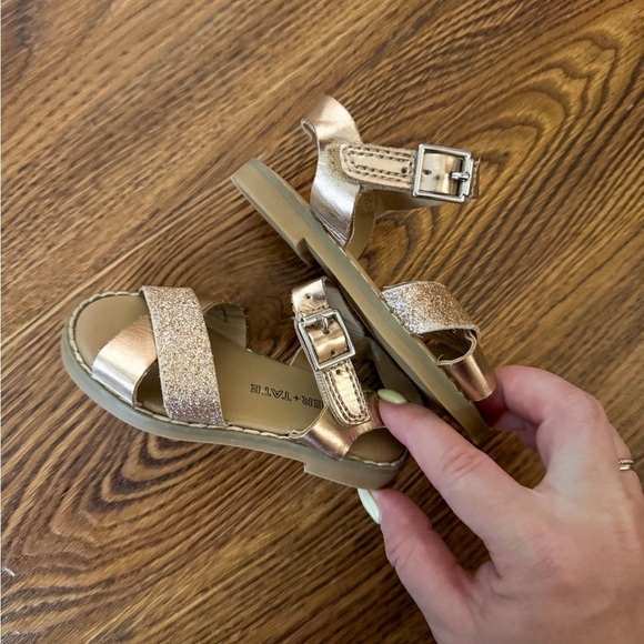 TUCKER AND TATE ARYA glittery gold infant sandals (size 5) - Picture 3 of 4